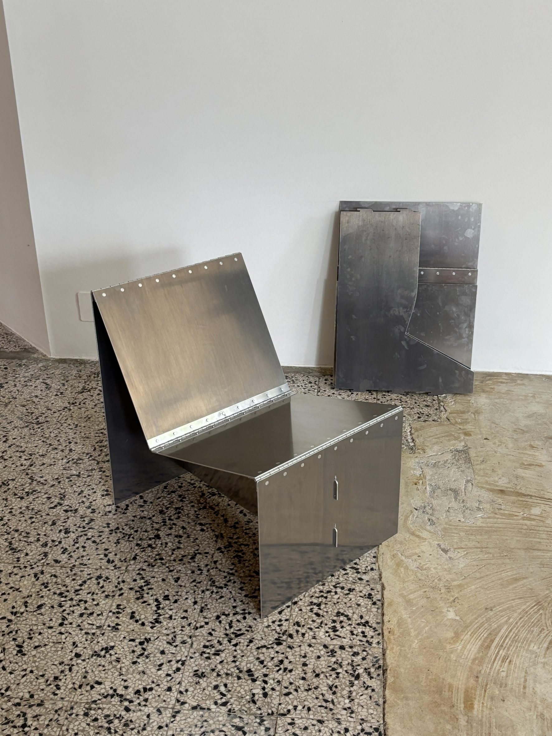 Aluminium chair in its opened and flat-packed forms